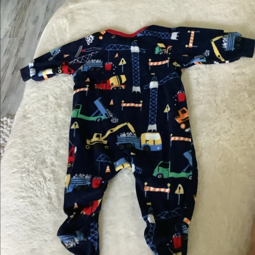 Place one-size zipper outfit with big machines 0-3mo